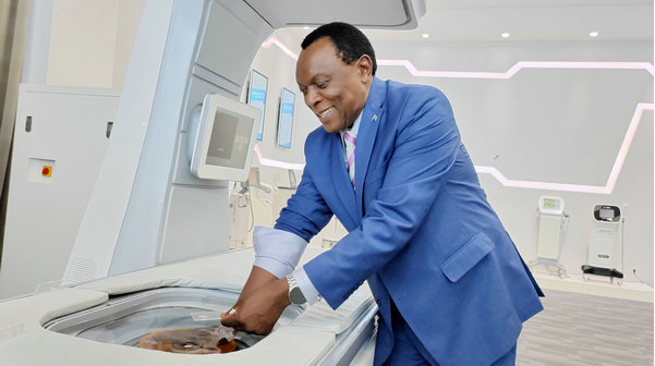 謝勝文大使體驗聚焦超聲模擬治療