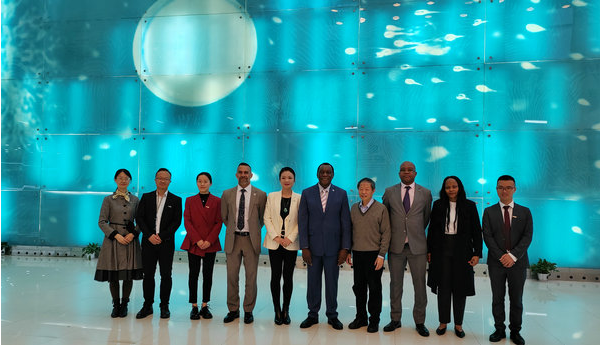 展現微無創理念的“生命墻”下合影留念